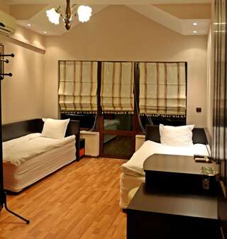 Отель Hotel Berito Момчилград Двухместный номер эконом-класса с 2 отдельными кроватями-3